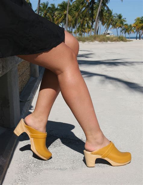 spring outfitting how to style your sandgrens brights clogs sandaler