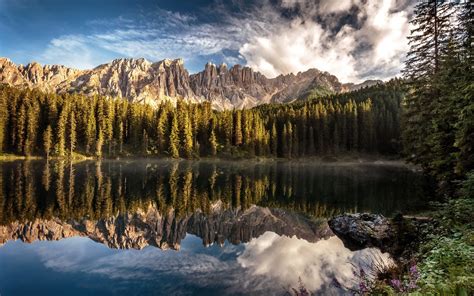 Herunterladen Hintergrundbild Bozen Berge Italien Wald Karersee