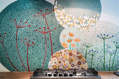Vous souhaitez en savoir plus sur mosaïque polie pour une crédence de cuisine ? Credence de cuisine en mosaique, frise mosaique, un projet Anis & Céladon