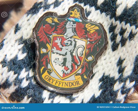 Detalle Del Emblema De La Casa Del Gryffindor De La Insignia De Harry
