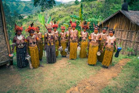 Presentación De Mujeres En Trajes En Papúa Nueva Guinea Foto Editorial