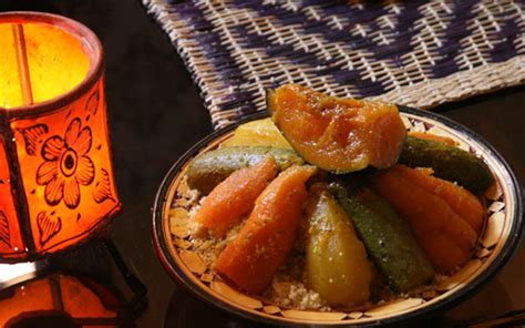 Le couscous est d'une part une semoule de blé dur préparée à l'huile d'olive (un des aliments de base traditionnel de la cuisine des pays du maghreb) et d'autre part, une spécialité culinaire issue de la cuisine berbère, à base de couscous, de légumes, d'épices, d'huile d'olive et de viande. Couscous Bidaoui aux 7 légumes - Recette de Couscous ...