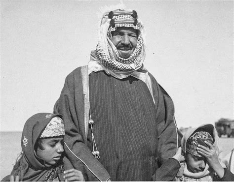 أستاذ التفسير بجامعة الملك سعود. الملك عبد العزيز بن عبد الرحمن آل سعود مع اثنين من أبنائه ...