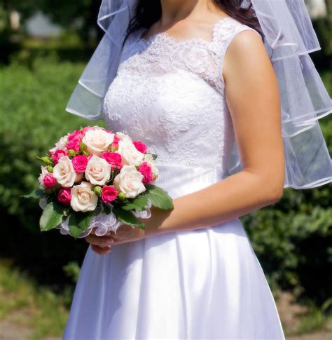 Novia Que Sostiene El Ramo De La Boda Imagen De Archivo Imagen De Rosas Rosa