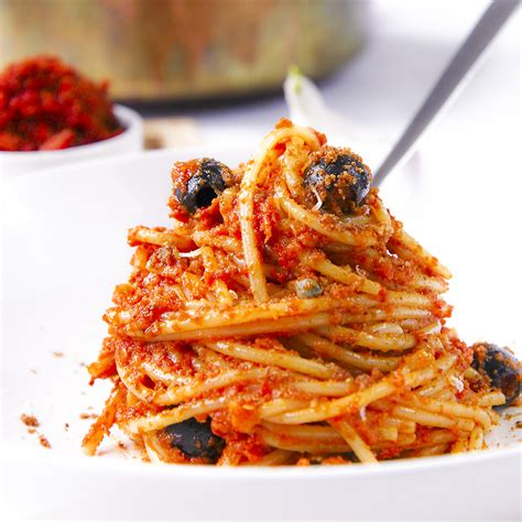 Spaghetti With Sun Dried Tomatoes Sauce Pesto Philosokitchen