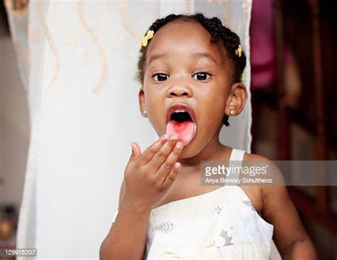 Black Girls Licking Photos Et Images De Collection Getty Images