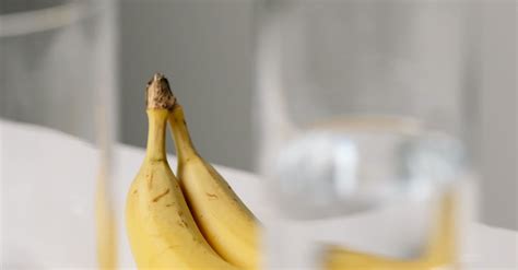 과일 바나나 수직 쐈어 신선한 안경 테이블 확대 회색 배경에 관한 무료 스톡 사진