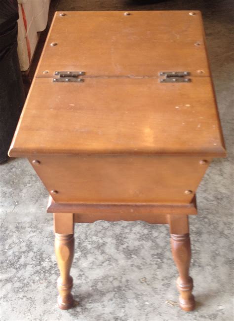 A dough box style console table. Great find - a dough box end table. | Primitive decorating ...