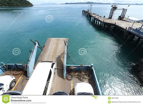 De Veerboot Draagt Acroos Thaise Baai Van Autovoertuigen Binnen Aan Koh Chang Island