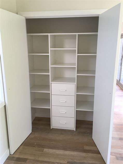 Bedroom storage solutions never came any more flexible than a walk in wardrobe dressing room. Storage solutions - Fantastic Built in Wardrobes | Quartos