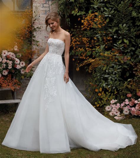 Se il giorno delle nozze è sempre più vicino e tu non hai ancora le idee chiare sul tuo look, segui i consigli di moda di zalando. Abito da Sposa Colet 2021 - CO12151 | Mariages.it | Abiti ...