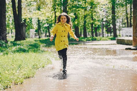 Free Photo Cute Girl Plaiyng On A Rainy Day