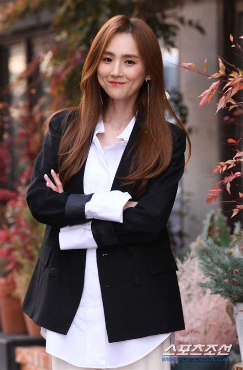 경찰이 '청담동 주식 부자' 이희진 (33)씨 부모를 살해한 용의자 1명을 검거하고 3명을 추적 중이다. 인터뷰③ 이희진 "장나라 18년 전과 똑같아..현장에서도 감동"