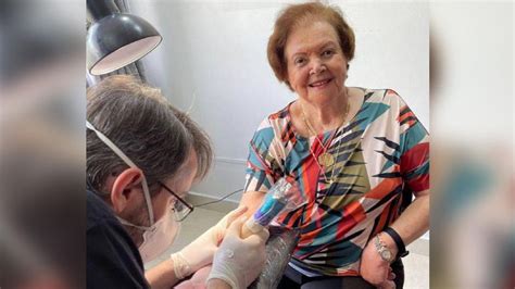 brasilien nach wette mit enkel 91 jährige oma lässt sich tattoo stechen