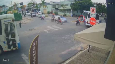 VÍdeo Motociclista é Atingida Por ônibus E Para Debaixo Do Veículo Na Rotatória Em Ns Jornal