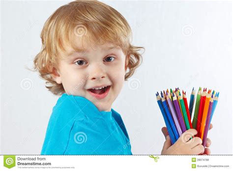 Le Petit Enfant Mignon Retient Des Crayons De Couleur Photo Stock