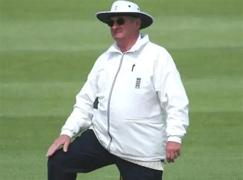 All About Cricket Umpire Hand Signals — Different Types And Their
