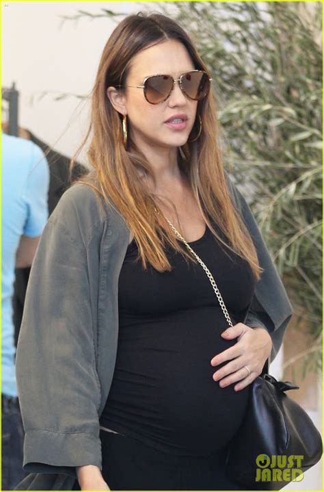 Jessica Alba Shows Of Her Major Baby Bump While Shopping Photo Jessica Alba
