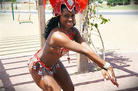 Rainha da Brasa Samba descarta nu e diz Sonho em dançar no Faustão graus O Maior