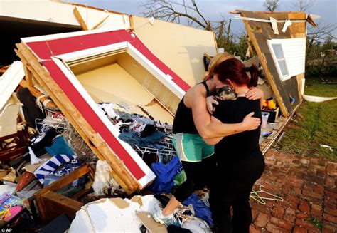 Kansas And Oklahoma Tornadoes Heartwarming Moment Woman Is Reunited