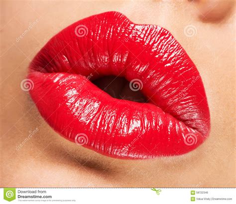Le Labbra Della Donna Con Rossetto Rosso Ed Il Bacio Gesture Fotografia