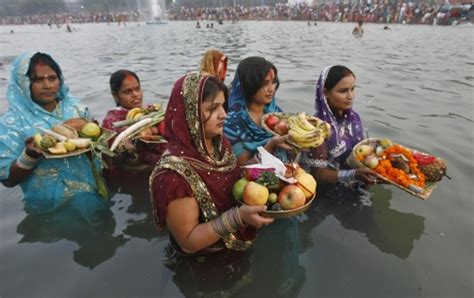 Chhath Puja 2017 Devotees Offer Argh To Rising Sun Across India Video Dailymotion