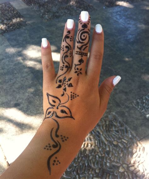 Simple Henna Tattoo On Hand Simple Henna Tattoo Henna Body Art