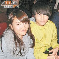 Si yat sang fung hin fu sik dau jang jung 年月把擁有變做失去. 胡鴻鈞出碟拖住 - 東方日報