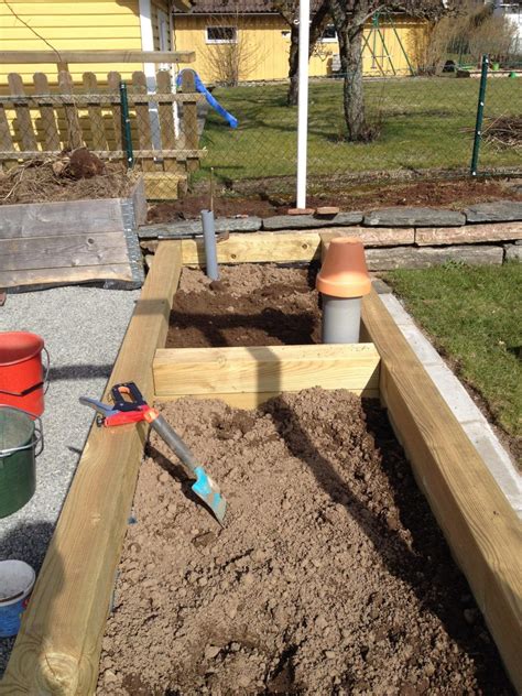 A worm tower is, essentially, a mini worm farm that you plant in your garden, that continually feeds your garden and provides you with a rich, ongoing source of fertilizer. Building Worm Towers (With images) | Diy self watering ...