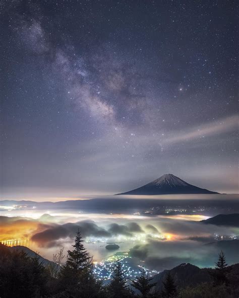 Poétiquement, la constellation du scorpion est ainsi visible dans son intégralité depuis le territoire du parc national des pyrénées. Le Mont Fuji sous un ciel étoilé | Mount fuji, Photo ...