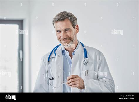 Internist Hi Res Stock Photography And Images Alamy