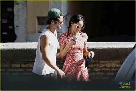 Penn Badgley And Zoe Kravitz Kisses In Rome Photo 600815 Photo