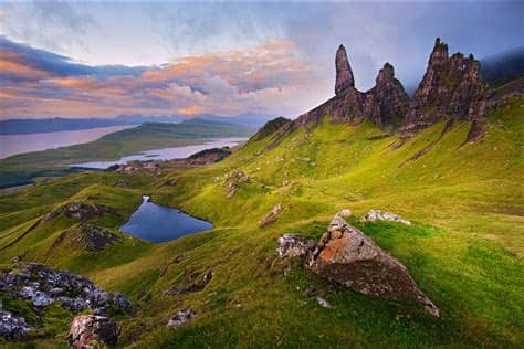 Someone who is old has lived for many years and is no longer young. Old Man of Storr (Forum für Naturfotografen)