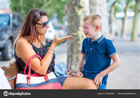 Angry Mom Scolding Her Son Child Education Concept — Stock Photo