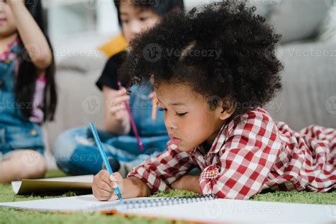 Crianças Africanas Desenhando E Fazendo Lição De Casa Na Sala De Aula