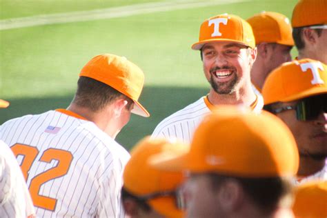 Vols Baseball Storms Back In Gainesville To Beat Gators Sweep The