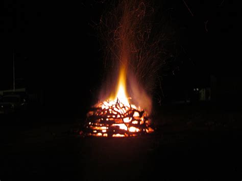 Fotoğraf Gece Ateş Karanlık Kamp Ateşi şenlik Ateşi 2048x1536