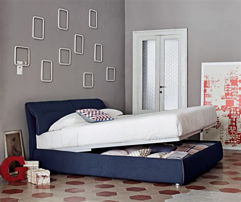 Camere da letto prezzi, offerte e sconti online di mobili assicurati e trasportati dai nostri negozianti specializzati che sapranno sviluppare il i comodini: Campo | Letto matrimoniale, Camera da letto blu, Letto ...