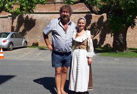 Zakleté pírko může potěšit tím, že je velmi tradiční, co se týče pohádkových postav. Zdeněk Troška natáčí pohádku Zakleté pírko. Zahrají si v ...