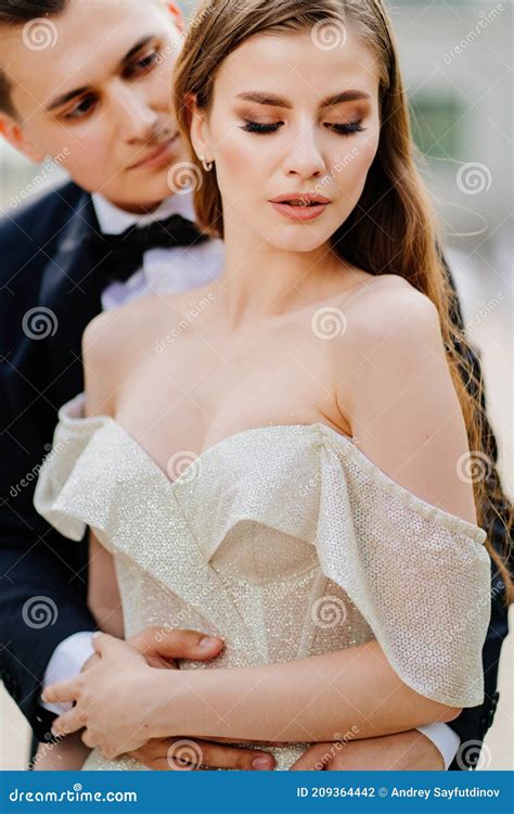 Bellissima Sposa E Sposo Dolce E Felice Fotografia Stock Immagine Di