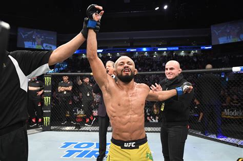 What we learned about jairzinho rozenstruik, marcin tybura and the rest of saturday's card. Deus da Guerra nocauteia mas não leva cinturão do UFC para ...