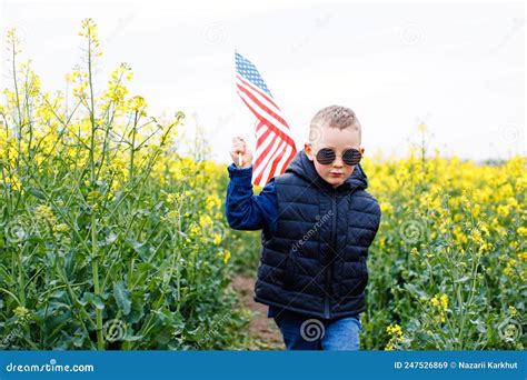 Rapaz Patriota Feliz Correndo No Campo Com Bandeira Americana Imagem De Stock Imagem De