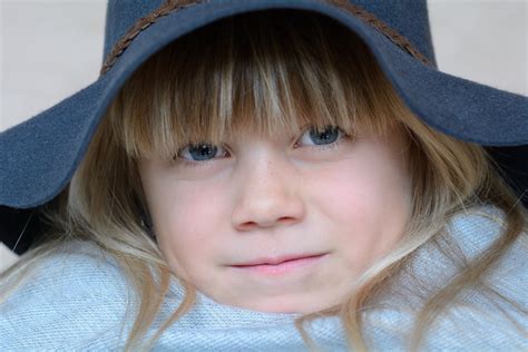 Kostenlose Foto Person Mädchen Haar Süß Porträt Modell Kind Hut Blau Kleidung Rosa