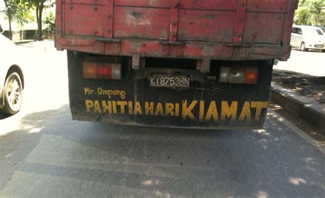 Yang lucu tulisan di bak truk tulisan lucu truck, yang lucu tulisan di bak truk beberapa tulisan unik yg sering kita lihat di belakang bak truk atau angkutan umum tabah menanti mabok bae ku nanti jandamu. 24 Tulisan Lucu Curhatan Supir Truk Ini Bikin Ketawa Ngakak