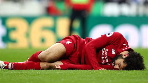 وصل النجم المصرى محمد صلاح ولاعبى ليفربول الإنجليزى إلى ملعب كارو رود، منذ قليل استعدادًا لخوض مواجهة نورويتش سيتى، المقرر إقامتها في السادسة والنصف من مساء اليوم، السبت، على ملعب ضمن منافسات الجولة الأولى من مسابقة الدوري الإنجليزي الممتاز. بالصور.. محمد صلاح يخرج مصابا من مباراة ليفربول ونيوكاسل ...
