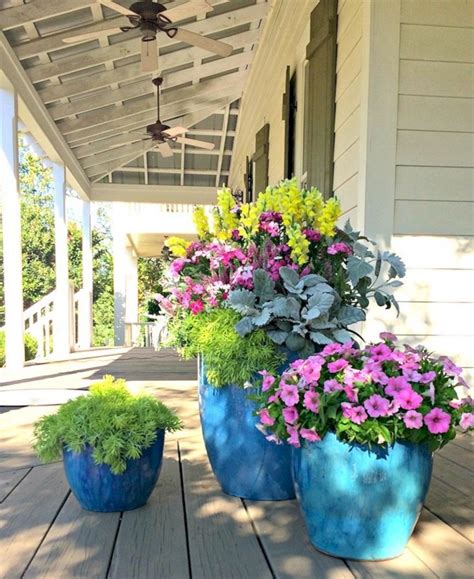 17 Beautiful Planters With Beautiful Flower For Your Front Porch