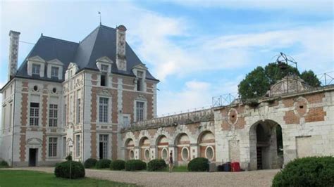 A Selles Le Château Se Visite à La Bougie