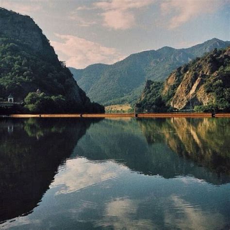 20 km nord de rm.valcea, a fost ctitorita. Priveliște la intrare pe Valea Oltului. Lacul de acumulare ...