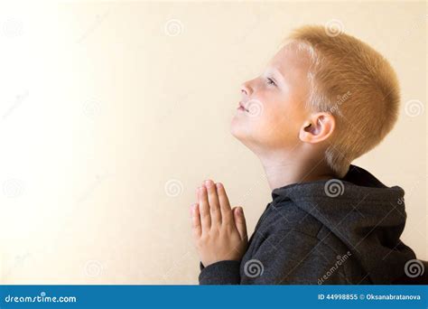 Petit Enfant De Prière Garçon Christianisme Image Stock Image Du