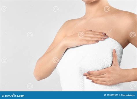 Mulher Que Verifica Seu Peito No Fundo Branco Imagem De Stock Imagem De Oncologia Auto